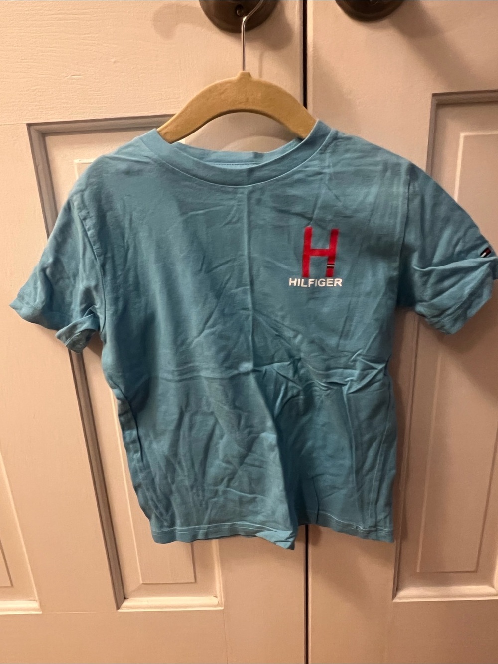 Tommy Hilfiger Boys Light Blue Short Sleeve Tee with Red H Logo size 5
